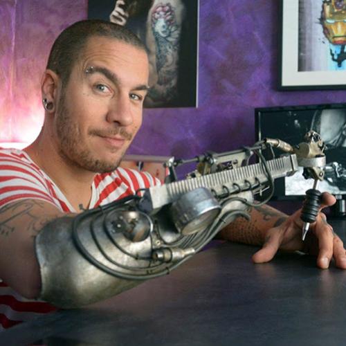Tatuador que perdeu o braço ganha prótese de máquina de tatuagem