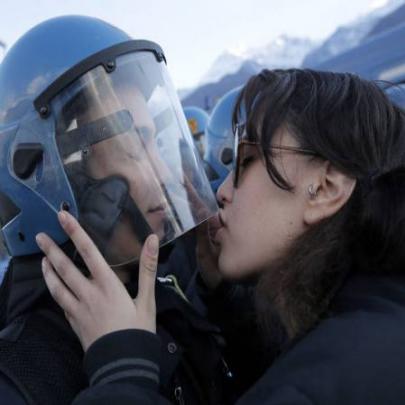 Na Itália, beijar policial é vandalismo