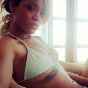 Rihanna Publica Foto em Bikini no Instagram 