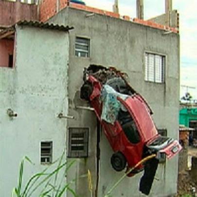 Automóvel Perde o Controle e Invade Segundo Andar de Casa em São Paulo