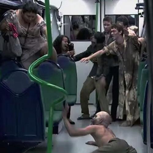 Zumbis no metrô aterrorizando na pegadinha