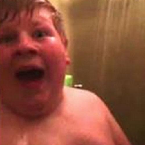 Pai filma filho no chuveiro e descobre porque demora tanto para tomar 