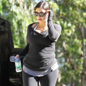 Olha a barriguinha de gestante de Kim Kardashian!