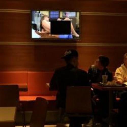 McDonald’s na Suiça exibe filme pornô para clientes
