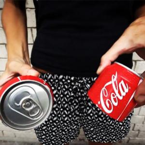 A latinha da Coca-Cola que se divide em dois