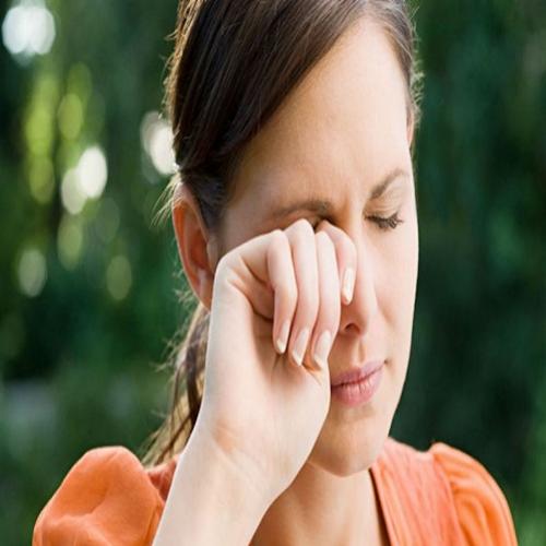 Coçar os olhos pode causar miopia e outros problemas irreversíveis na 