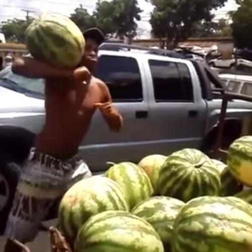 Ninjas descarregam caminhão de melancias nas horas vagas