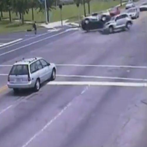 Acidente incrível em cruzamento
