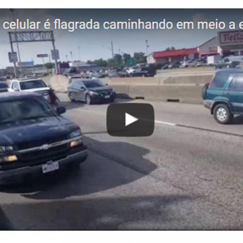 Jovem ao celular é flagrada caminhando em meio a estrada nos EUA