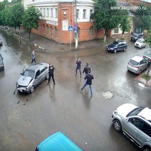 Russos resolvem brigar após um acidente de trânsito