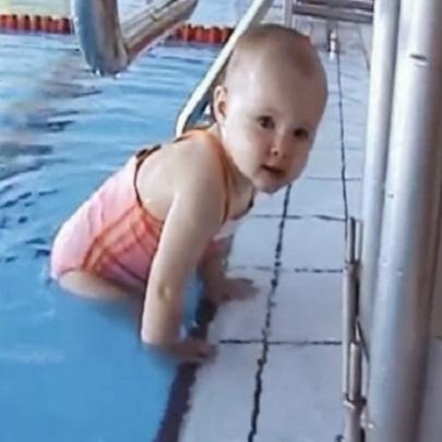 Incrível o bebê que nada em piscina olímpica 