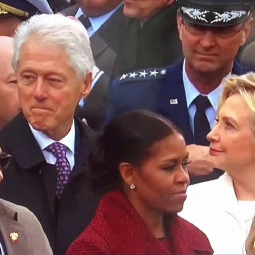 A olhada feia de Hillary no seu marido Bill Clinton durante a posse de