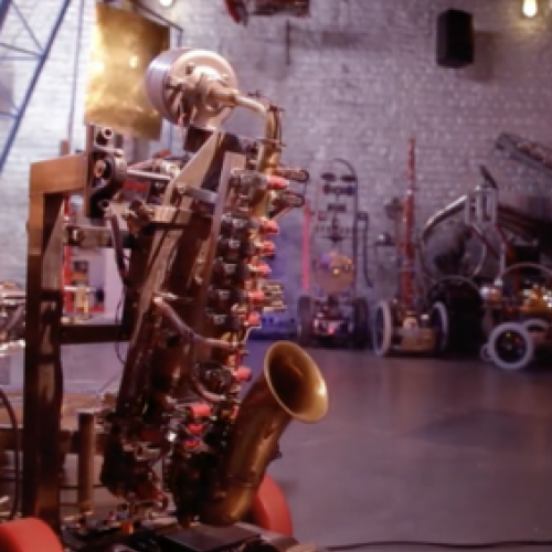 Uma orquestra formada apenas por músicos são robôs.