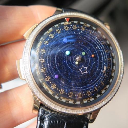 Conheça o relógio que mostra a órbita dos planetas em tempo real