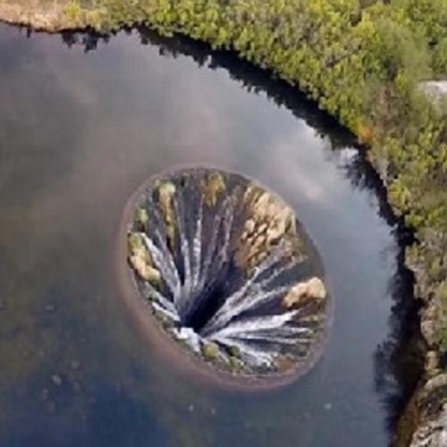 A lagoa “furada” na Serra da Estrela em Portugal...