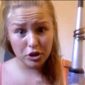 Garota vira sensação do YouTube após desastre em tutorial de beleza