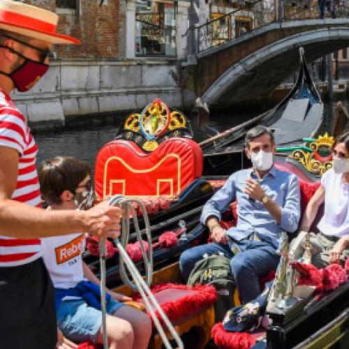Gondoleiros de Veneza dizem que turistas estão ‘pesando muito’