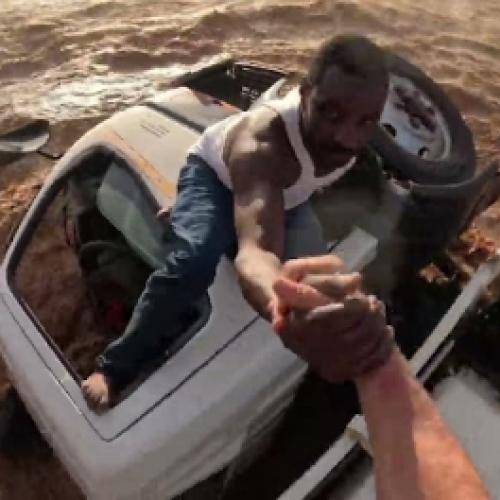 Vídeo mostra helicóptero salvando homem de enchente