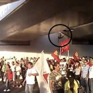 Vídeo mostra manifestante caindo do viaduto em Belo Horizonte