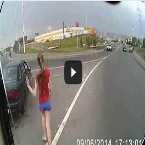Jovem russa mostra como NÃO atravessar uma rodovia