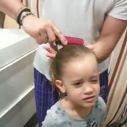 A diferença do pai para a mãe na hora de ajeitar o cabelo da filha...