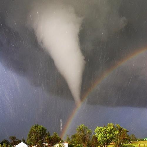 O raro encontro de um tornado e um arco-íris