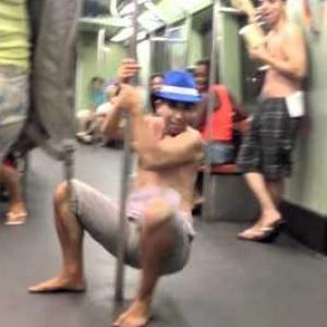 Duelo de Pole Dance no metrô