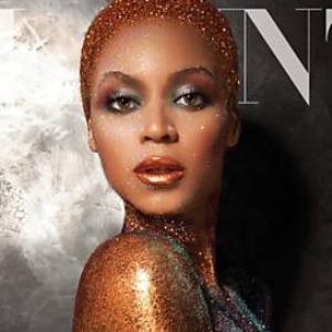 Beyoncé aparece coberta de glitter em revista e explica porque é