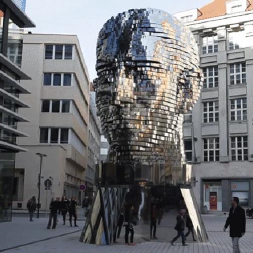 Escultor checo cria belíssima cabeça giratória de Franz Kafka