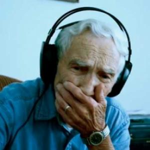 A reação de um idoso de 96 anos após escutar a letra da música que ele