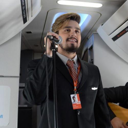 Luan Santana faz pocket show dentro de avião