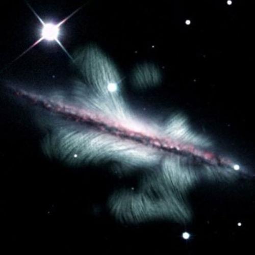 Campo magnético colossal de uma galáxia em espiral distante