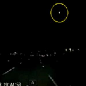 Motorista filma meteoro no céu da Califórnia