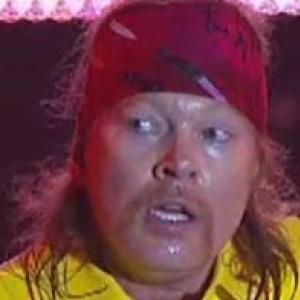 Fã atingido por microfone quer processar Axl Rose