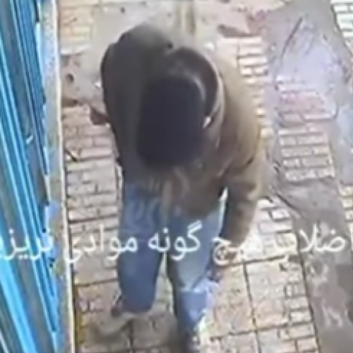 Homem joga cigarro aceso em buraco de calçada e provoca explosão