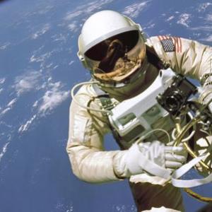 Como os astronautas fazem cocô no espaço?