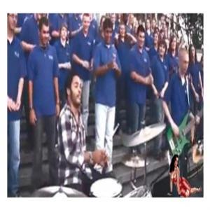 Lenny Kravitz canta junto com coral de rua em New Orleans e faz a aleg