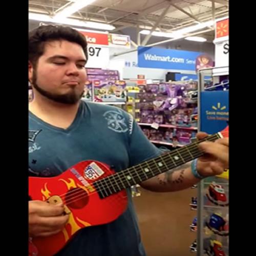 Inacreditável o que ele faz com um violão de brinquedo! O problema não