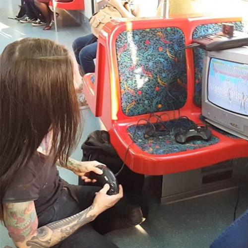 Jogando vídeo-game usando energia do trem