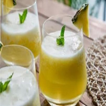 Suco de abacaxi com hortelã gaseificado
