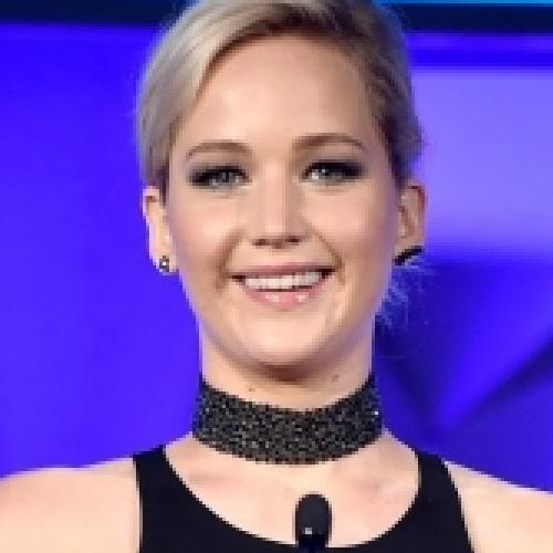 Jennifer Lawrence prestigiando Robert De Niro no GLAAD Awards. Vídeo