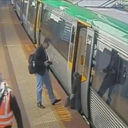 Passageiros empurram trem para soltar homem preso