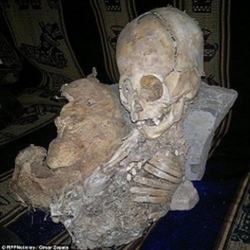 Múmia com crânio gigante encontrada no Peru