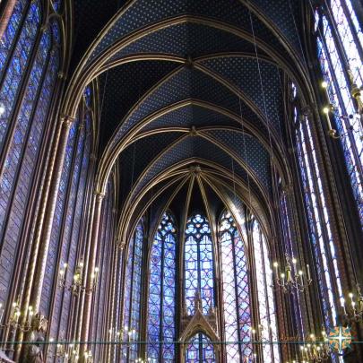 Conheça a Sainte Chapelle - uma igreja feita de vitrais.