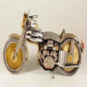 Miniaturas de motos feitas com relógios
