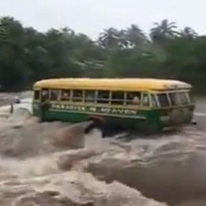Ônibus cheio de passageiros capota dentro de um rio