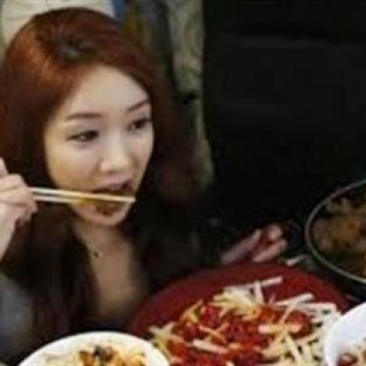 Sul – Coreana ganha a vida à comer “online”