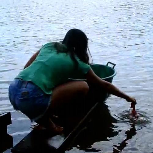 Garota ensina como Pescar Piranha