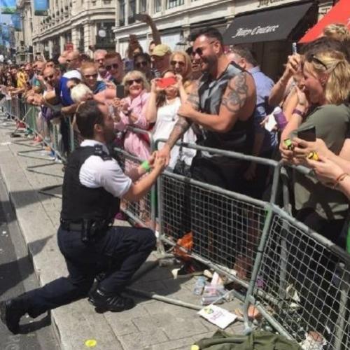 Policial pede colega em casamento durante desfile do Orgulho Gay em Lo