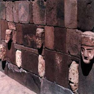 Os deuses astronautas e as cabeças de pedra de Tiahuanaco
